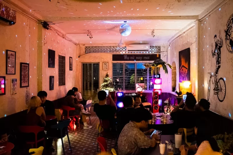 Countless speakeasies and small clubs can be found down the city's many "hems".