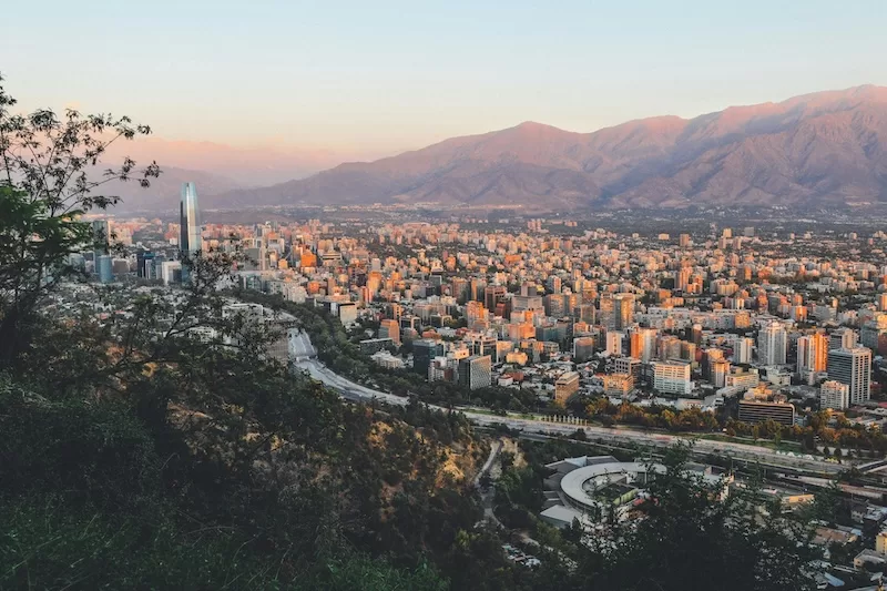 Santiago’s bustling city life came to a standstill as a massive power outage disrupted daily activities.