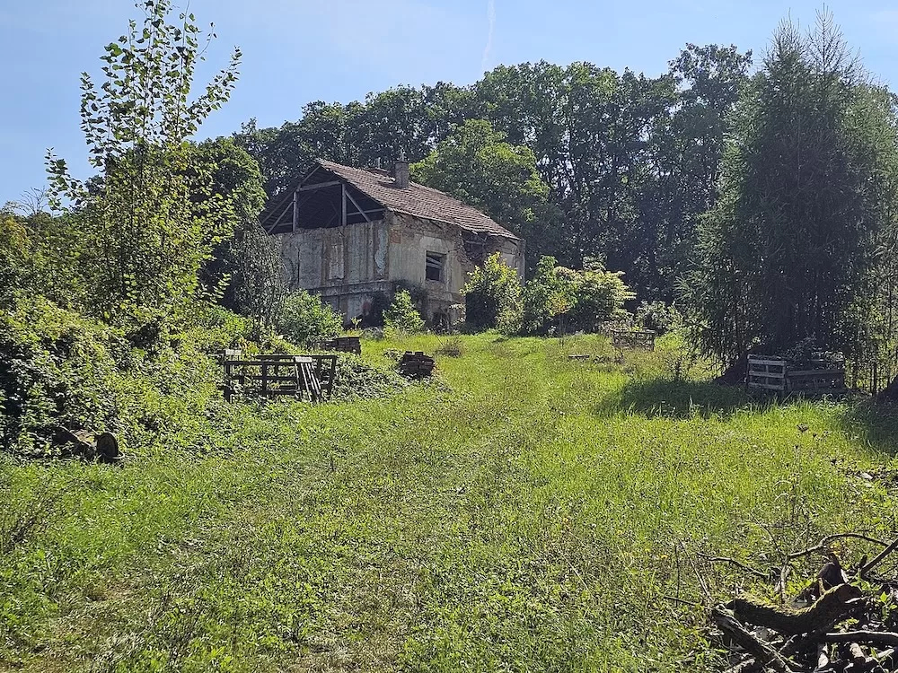 An abandoned dwelling reflects the raw, unstructured beginnings of this radical experiment.