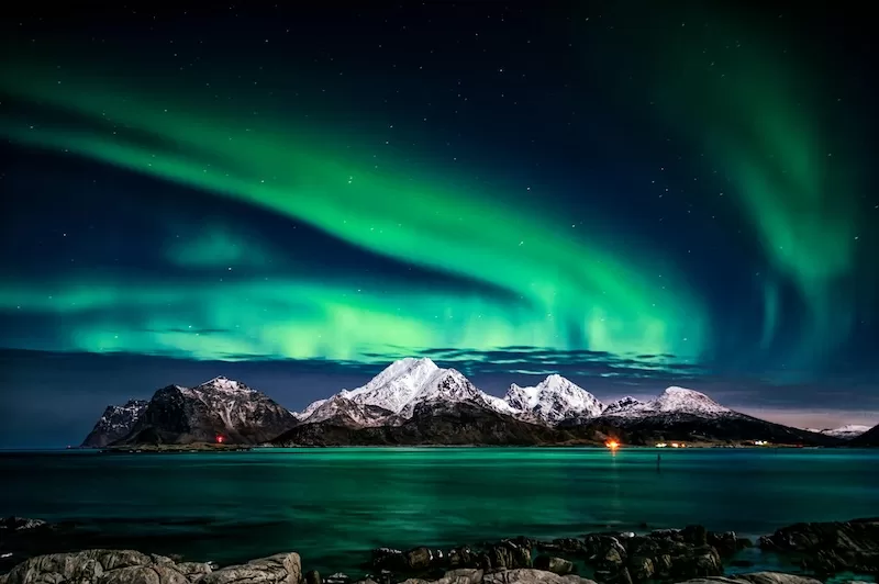 As noctourism rises, travelers chase Norway’s Northern Lights and midnight adventures.