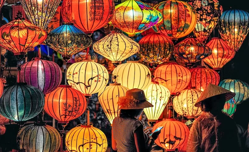 Thailand’s Yi Peng Lantern Festival—where love takes flight under glowing skies.